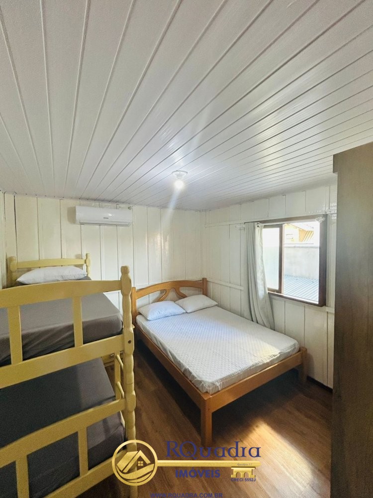 Linda casa de 4 dormit�rios - Na praia de Bombas  