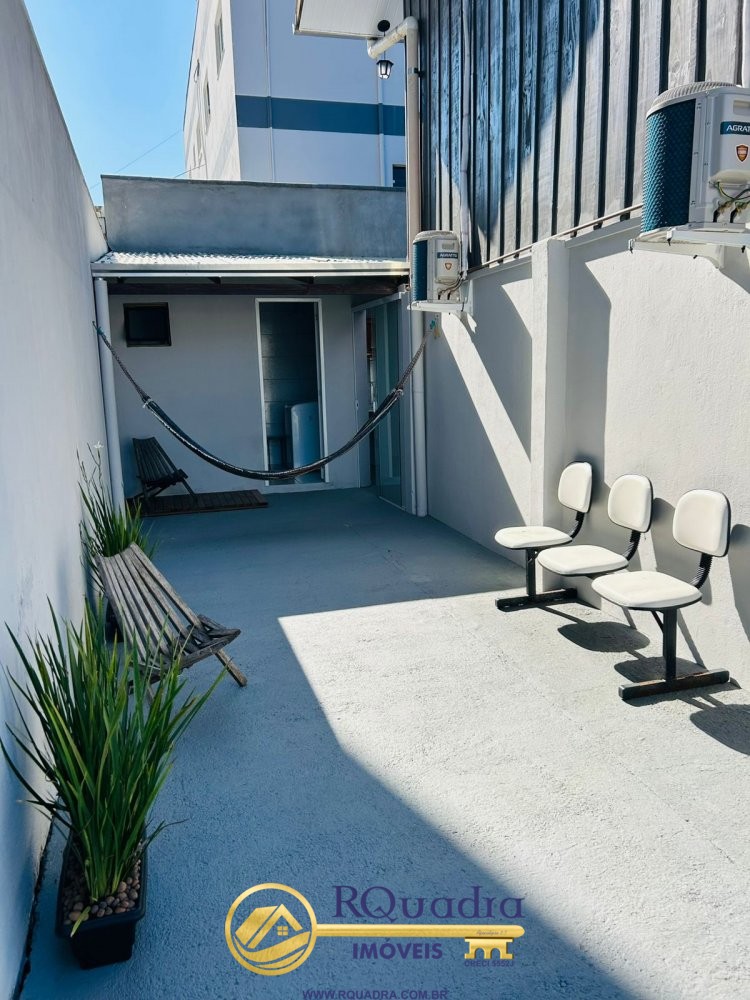 Linda casa de 4 dormit�rios - Na praia de Bombas  