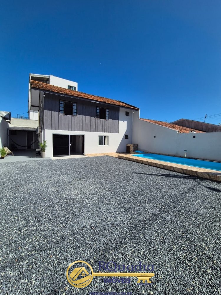 Linda casa de 4 dormit�rios - Na praia de Bombas  